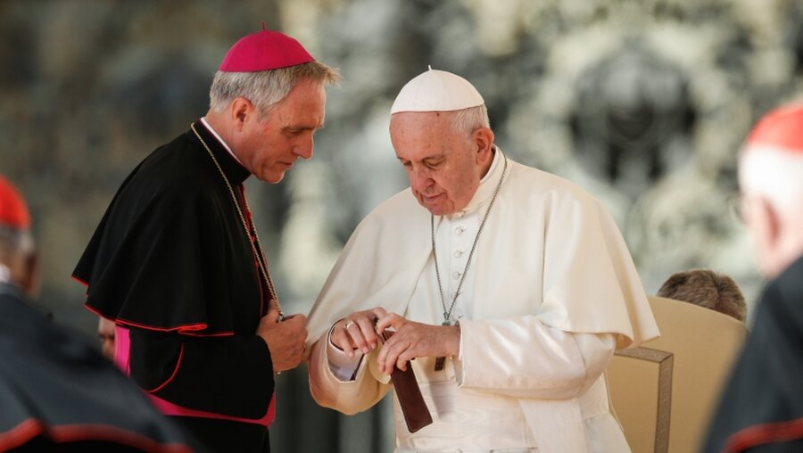 Erzbischof Georg Gänswein (l.) mit Papst Franziskus / © Paul Haring (KNA)