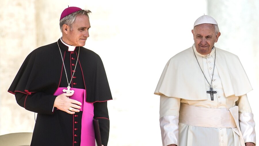 Erzbischof Georg Gänswein und Papst Franziskus (r.) (Archiv) / © Stefano Dal Pozzolo/Romano Siciliani (KNA)