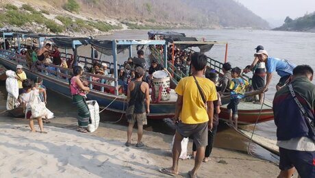 Ethnische Karen-Dorfbewohner fliehen mit Booten (dpa)