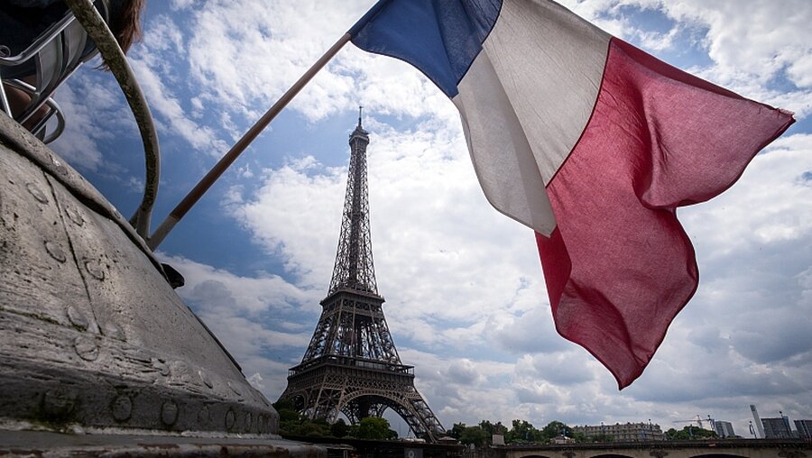 Französische Flagge vor dem Eiffelturm / © Peter Kneffel (dpa)