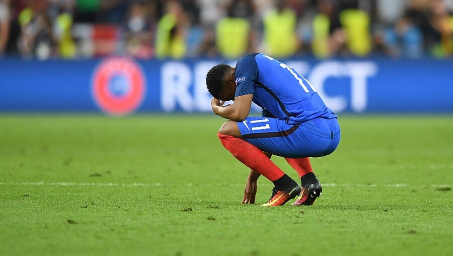 Den Sieg um ein Haar verpasst. Frankreich trauert nach der Niederlage in der EM. / © Federico Gambarini (dpa)