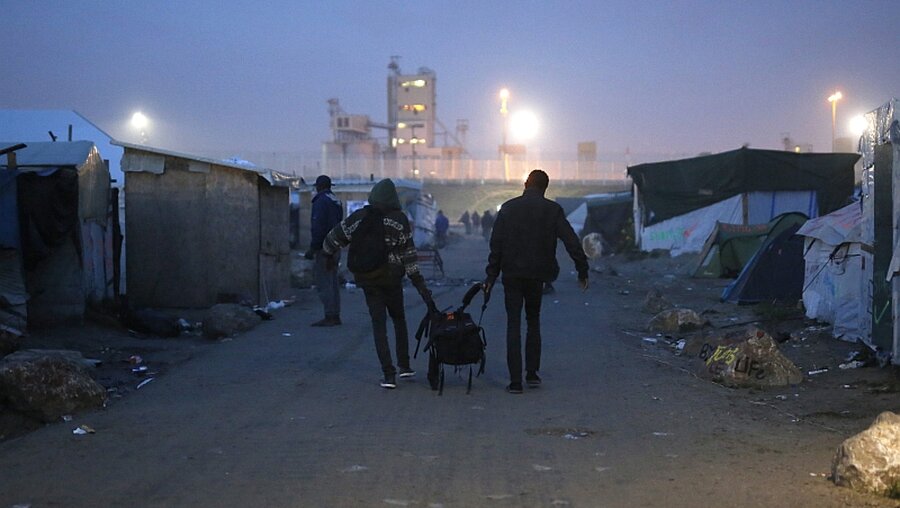 Flüchtlinge in Calais  / © Thibault Vandermesch (dpa)