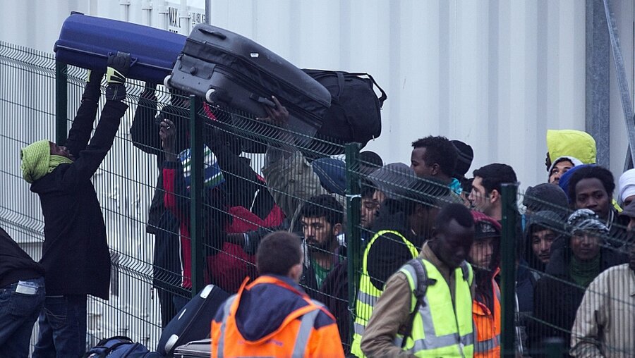 Die Räumung des Flüchtlingscamps von Calais ist angelaufen / © Etienne Laurent (dpa)