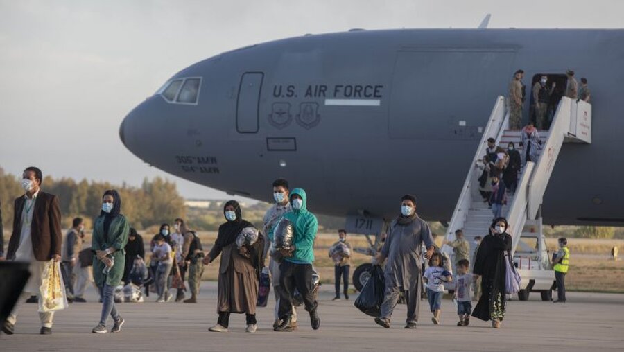 Evakuierte aus Afghanistan steigen in Spanien aus einem Flugzeug der US-Luftwaffe aus / © María José López/EUROPA PRESS (dpa)