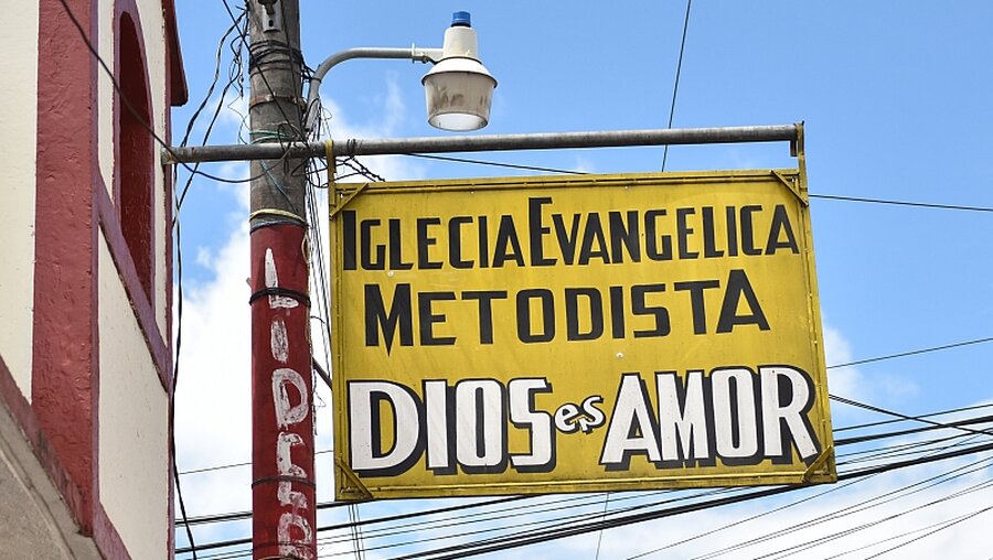 Werbeschild für eine evangelikale Kirche in Guatemala / © Elisabeth Schomaker (KNA)