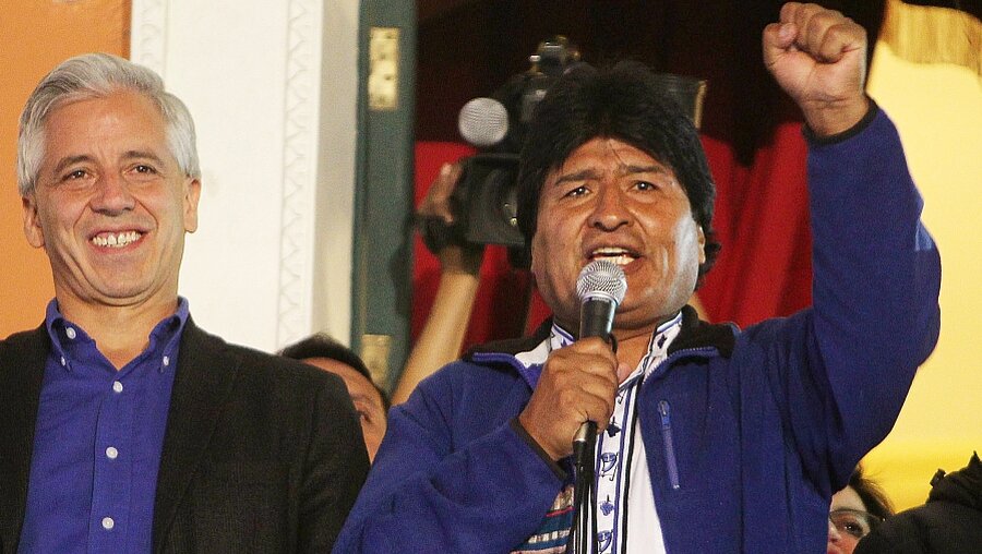 Wahlsieger Morales mit seinem Vize in La Paz, Bolivien (dpa)