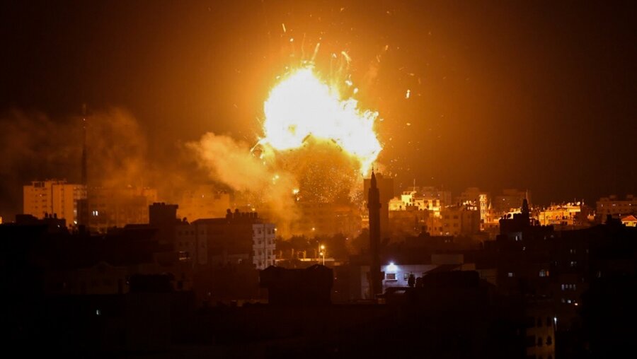 Explosion nach einem israelischen Luftangriff in Gaza / © Stringer (dpa)