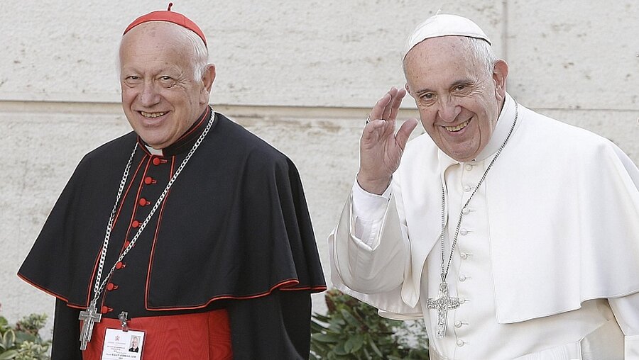 Kardinal Ezzati mit Papst Franziskus (r) / © Giuseppe Lami (dpa)