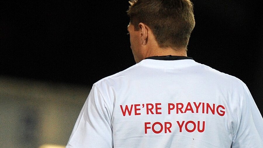 2012 trägt FC Liverpools Kapitän Gerrard dieses Shirt. / © Andy Rain (dpa)