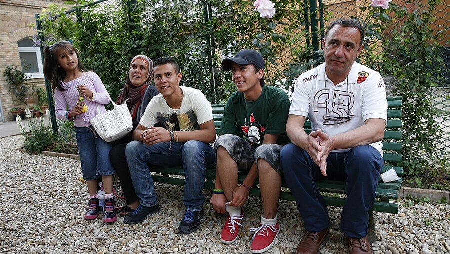 Die Flüchtlingsfamilie glücklich in Rom (KNA)