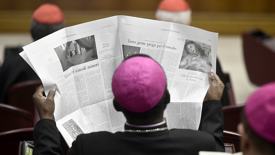 Ein Bischof liest Zeitung.  / © Cristian Gennari (KNA)