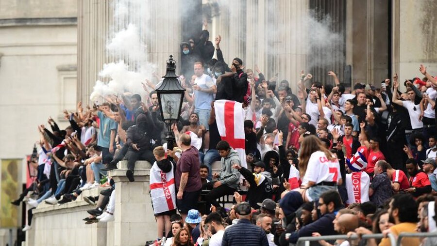 Fans auf den Stufen der National Gallery am Trafalgar Square / © Ian West (dpa)