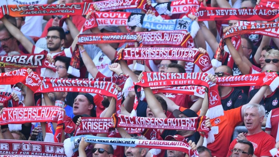 Fans des 1. FC Kaiserslautern / © Uwe Anspach (dpa)