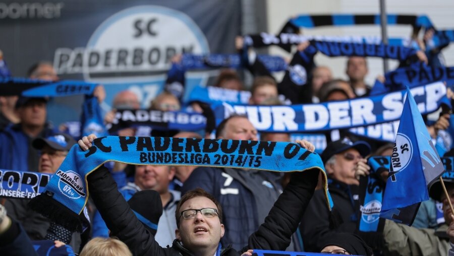 Fans des SC Paderborn / © Friso Gentsch (dpa)