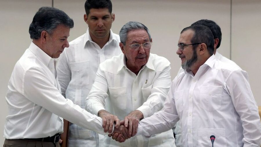 Juan Manuel Santos (l.), Raul Castro (M.) u. Rodrigo Londono Echeverri (r.) / © Alejandro Ernesto (dpa)