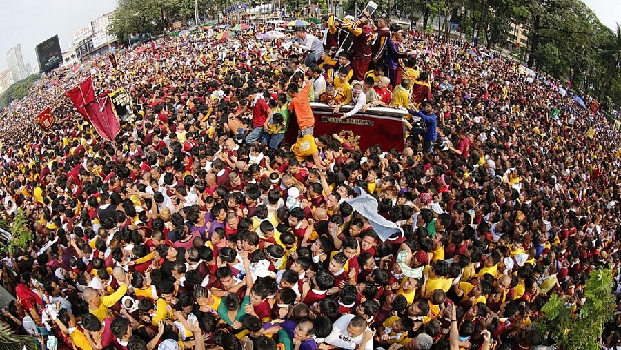 Gläubige bei Prozession von Christusstatue in Manila  (dpa)