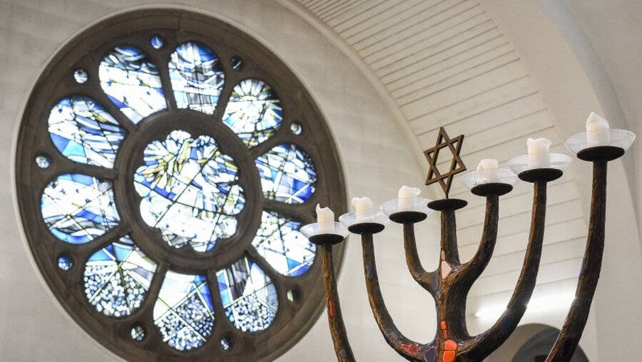 Fensterrosette und Menora in der Synagoge der Synagogen-Gemeinde Köln / © Julia Steinbrecht (KNA)