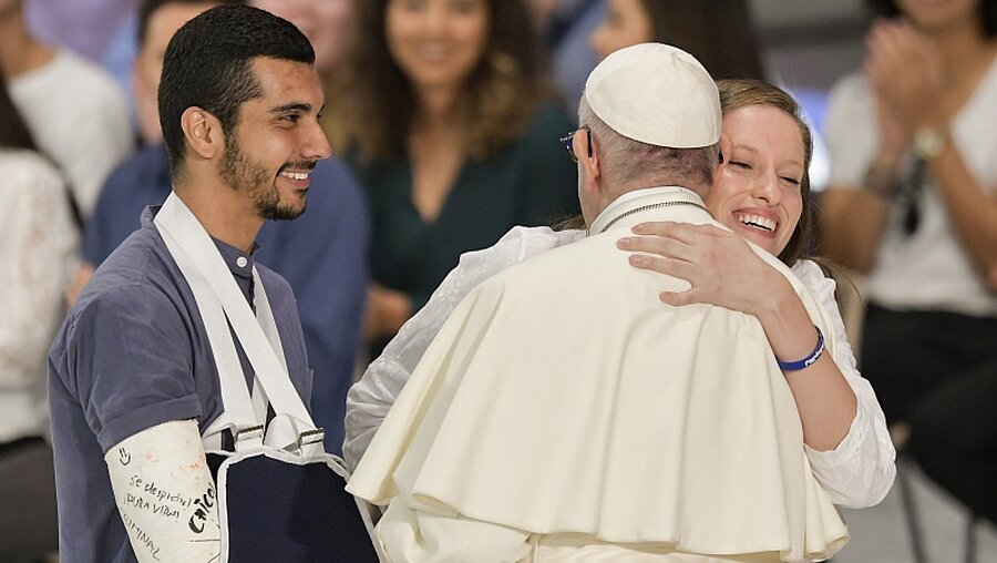 Papst Franziskus mit Jugendlichen / © Cristian Gennari (KNA)