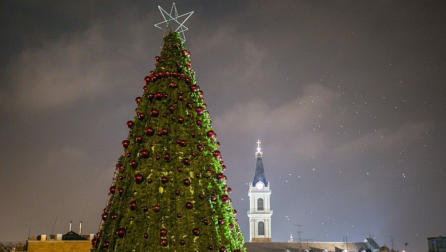 Festlich geschmückter Weihnachtsbaum vor der Stadtkulisse Jerusalem / © Andrea Krogmann (KNA)