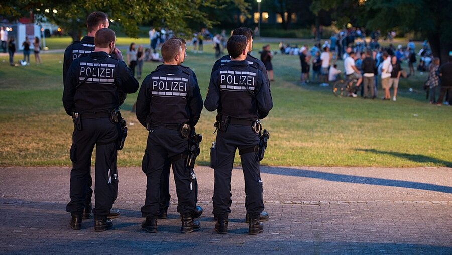 Polizei zeigt Präsenz bei Schorndorfer Stadtfest / © Deniz Calagan (dpa)