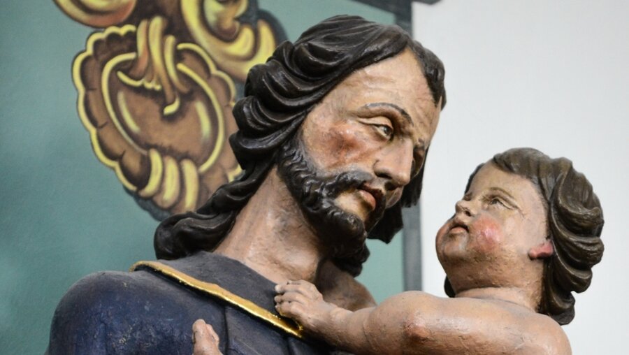 Figur des Heiligen Josef mit dem Jesuskind / © Harald Oppitz (KNA)