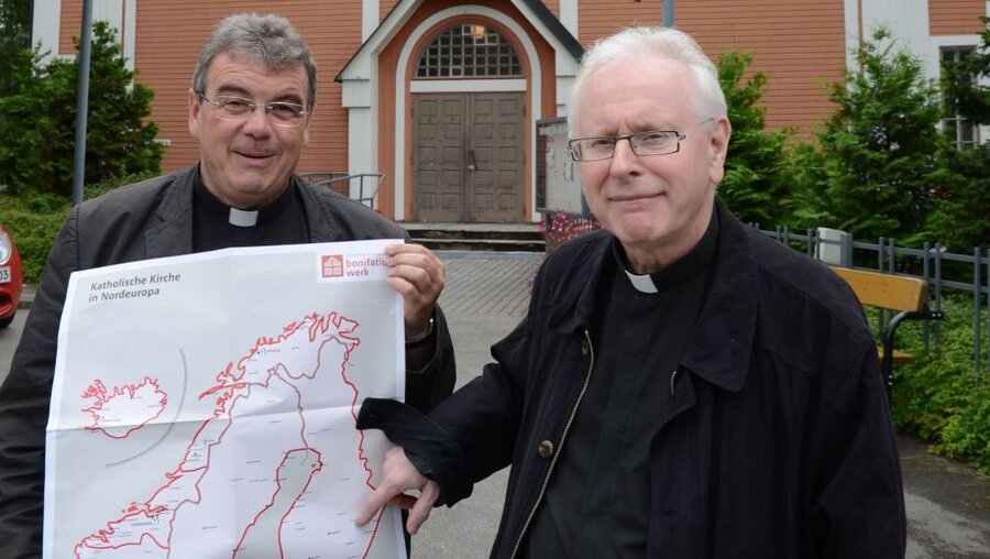 Mons. Austen und der Bischof von Helsinki, Teemu Sippo vor der Meemistö-Kirche in Kuopio (Bonifatiuswerk)
