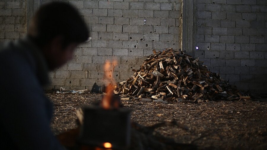 Es mangelt an Brennstoffen, Strom und Wasser in Syrien / © Mohammed Badra (dpa)