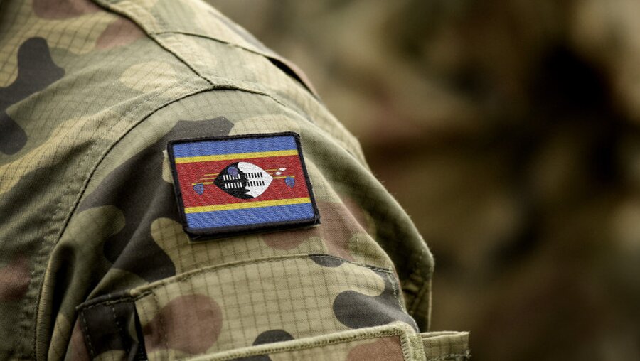 Flagge des Königreichs Eswatini auf der Uniform eines Soldaten / © Bumble Dee (shutterstock)