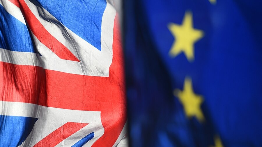 Flaggen der EU und von Großbritannien / © Kirsty O'Connor (dpa)