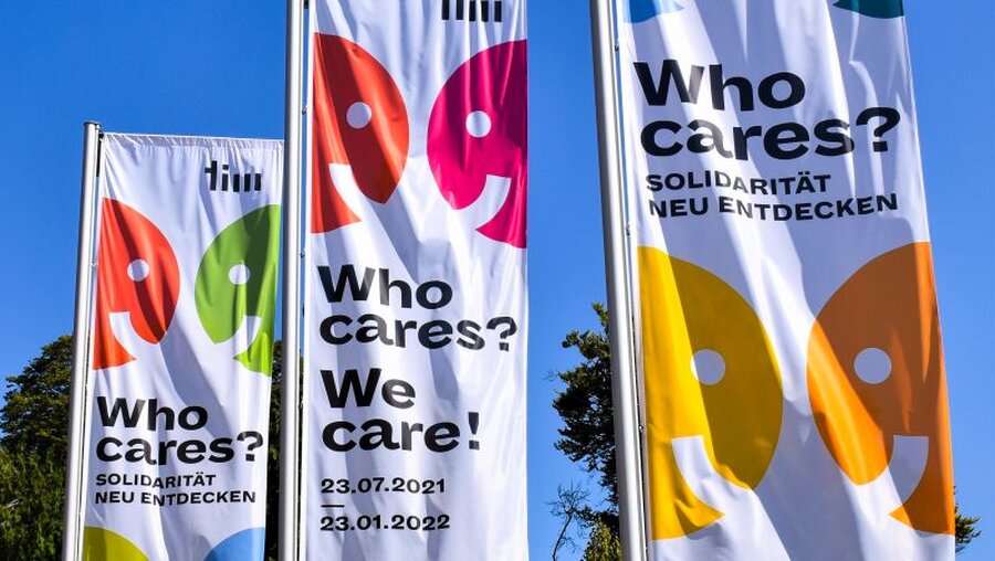 Flaggen zum Thema Solidarität des Augsburger Textilmuseums / © Christopher Beschnitt (KNA)