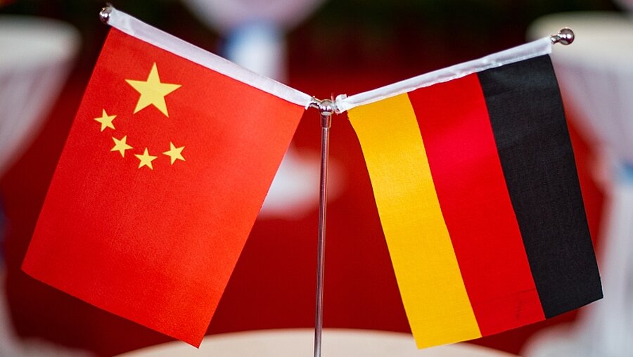 Flaggen von China und Deutschland (r.) / © Ole Spata (dpa)