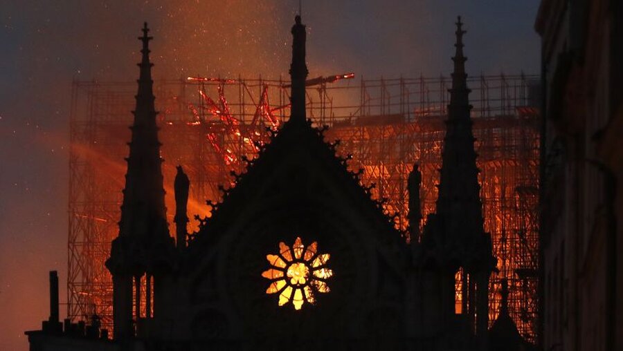 Archiv: Flammen und Rauch steigen aus der Kathedrale Notre Dame auf. / © Thibault Camus (dpa)