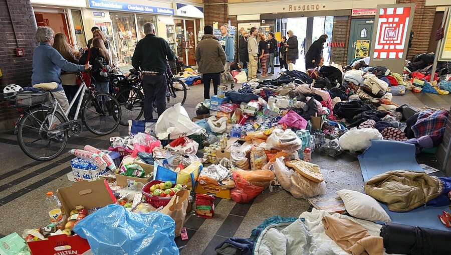 Spenden für die Flüchtlinge im Flensburger Bahnhof / © Christian Charisius (dpa)
