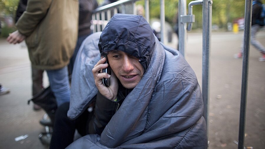 Flüchtling mit Handy / © Kay Nietfeld (dpa)