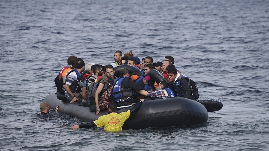 Flüchtlinge auf einem Schlauchboot im Mittelmeer / © Malcolm Chapman (shutterstock)