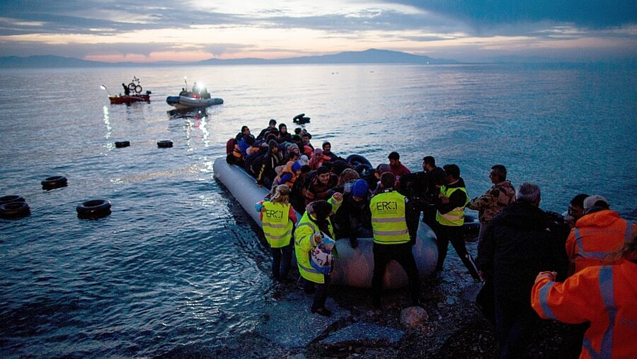 Flüchtlinge bei der Ankunft auf Lesbos / © Kay Nietfeld (dpa)
