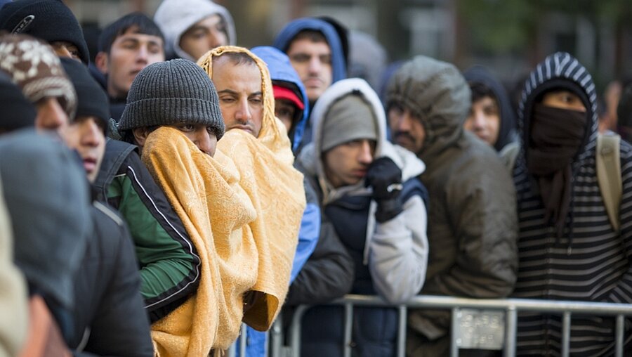 Flüchtlinge warten in der Kälte / © Kay Nietfeld (dpa)