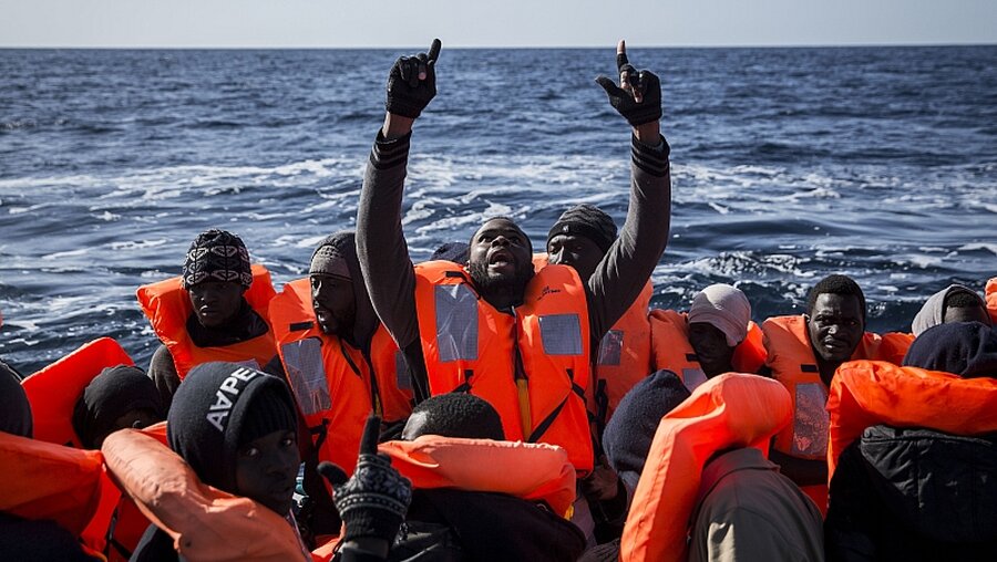 Flüchtlinge vor der libyschen Küste / © Olmo Calvo (dpa)