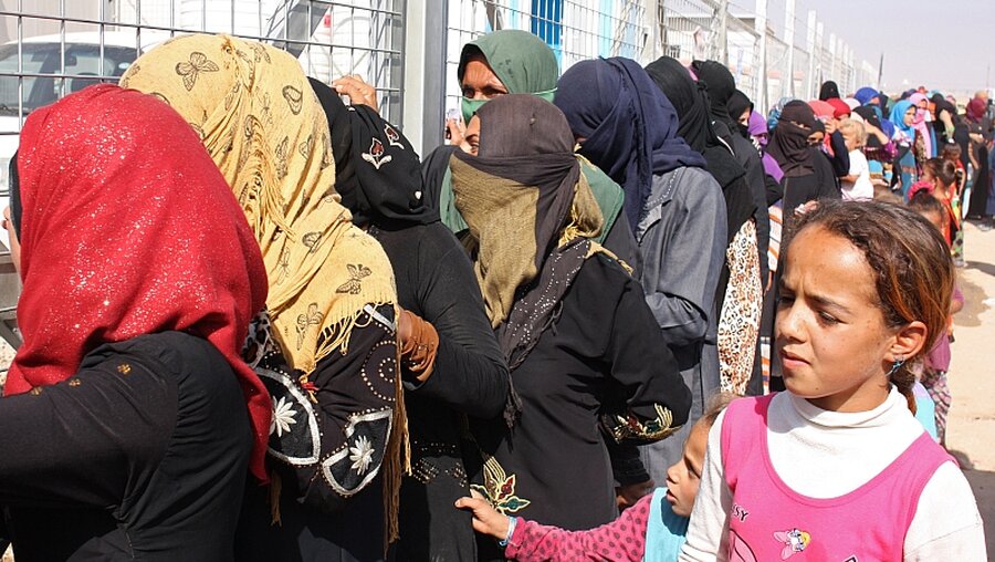 Frauen im Nordirak warten auf Hilfsgüter  (dpa)