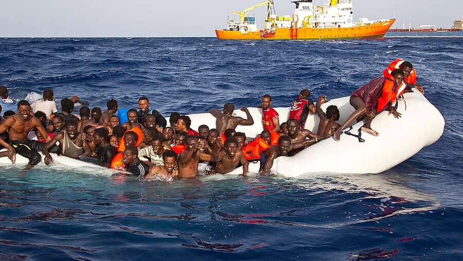 Flüchtlinge im Mittelmeer / © Ong Sos Mediterranee / Handout (dpa)