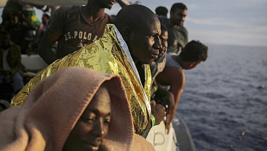 Flüchtlinge im Mittelmeer / © Bram Janssen (KNA)