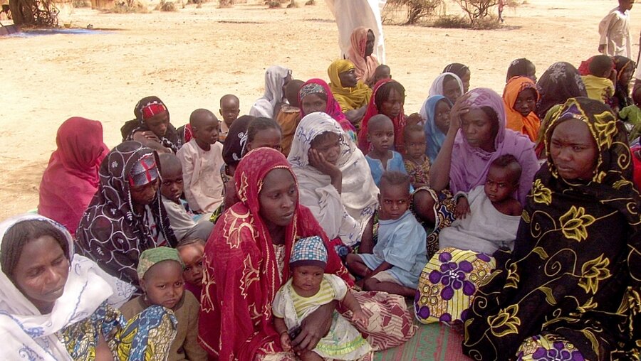 Frauen und Kinder flüchten vor Boko Haram in Nigeria / © Ngala Killian Chimtom (dpa)