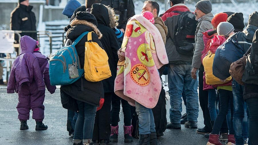 Flüchtlinge auf dem Weg nach Deutschland / © Armin Weigel (dpa)