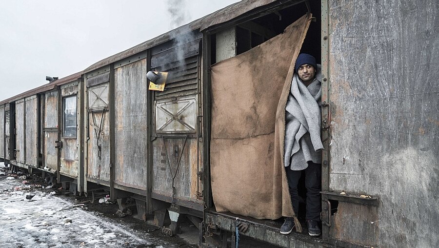 Flüchtlinge in Serbien trotzen Kälte und Schnee / © Danilo Balducci (dpa)