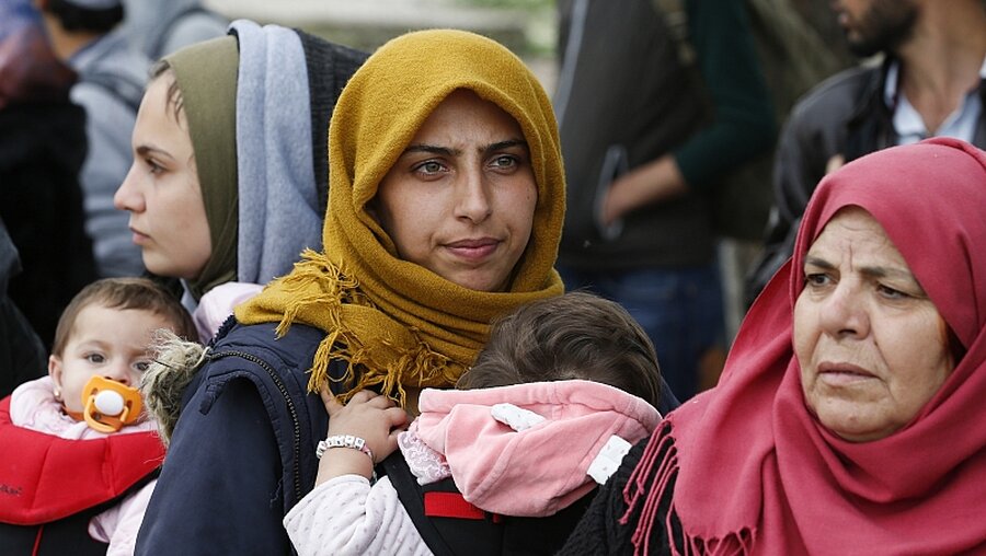 Frauen in einem Transitlager im griechischen Idomeni / © Paul Haring/CNS photo (KNA)