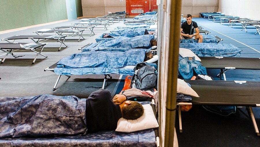 Flüchtlinge in einer Turnhalle (dpa)