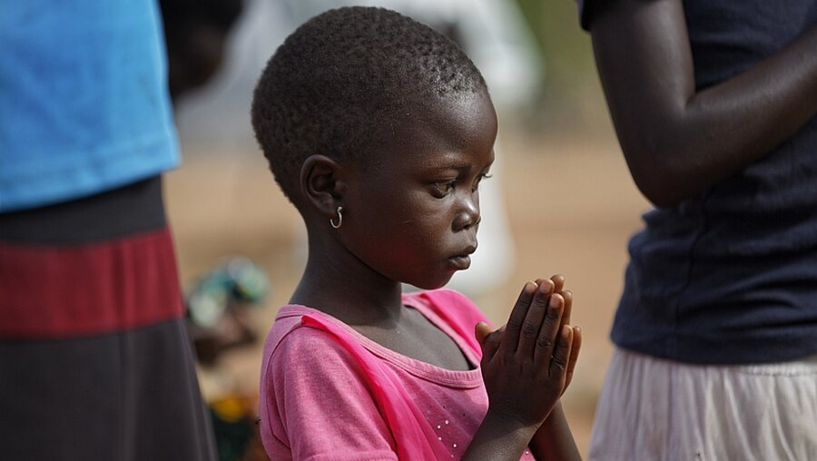 Südsudanesisches Mädchen im Gebet / © Ben Curtis (dpa)