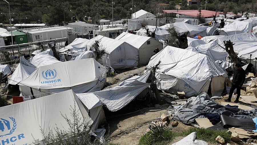 Flüchtlingslager auf Lesbos  / © Thanassis Stavrakis (dpa)