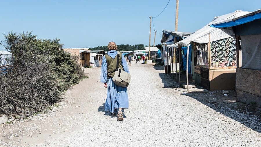 Bruder Johannes im Flüchtlingslager von Calais / © Elisabeth Schomaker (KNA)