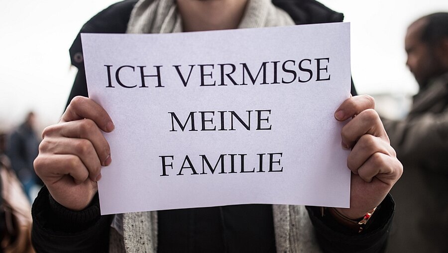 Flüchtlingsrat in Berlin demonstriert mit Schild in den Händen / © Sophia Kembowski (dpa)